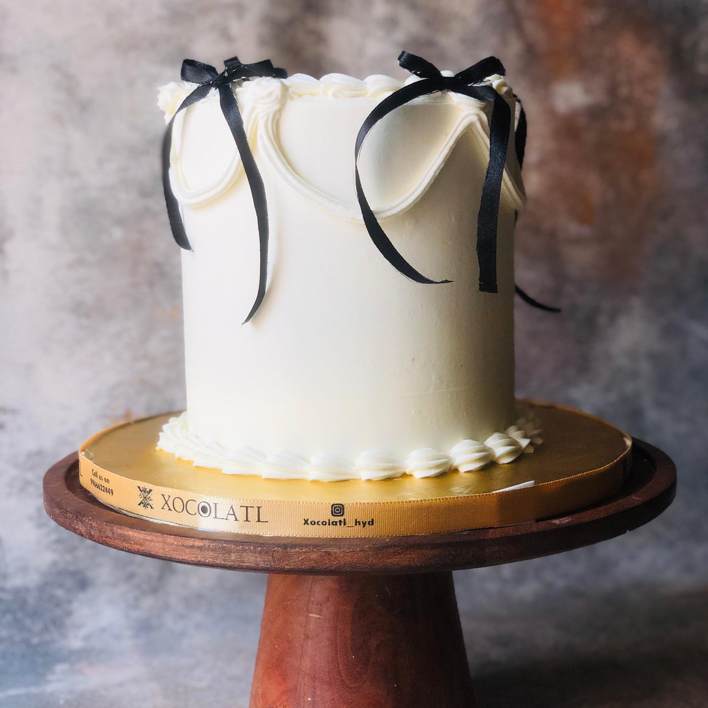 Chic Bow Tied Vintage Cake