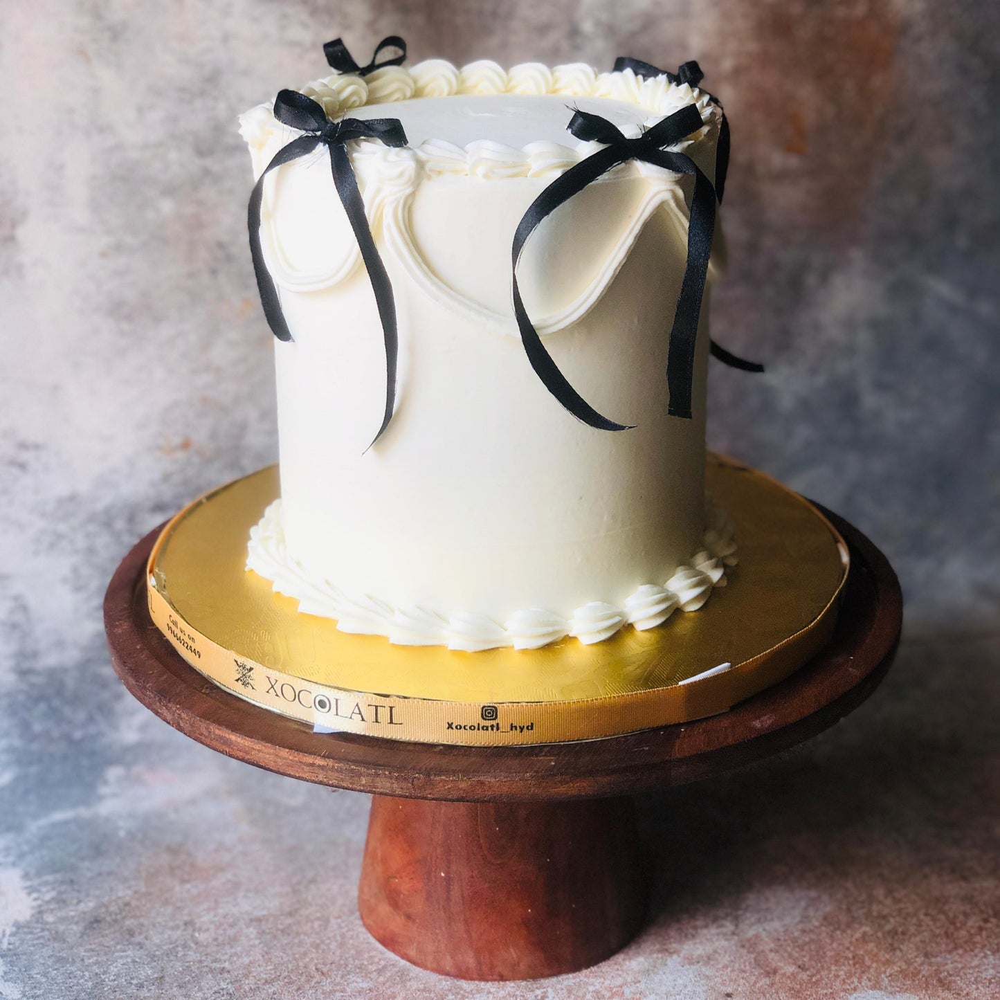Chic Bow Tied Vintage Cake